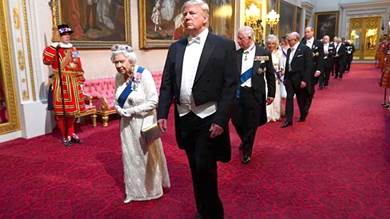 إليزابيث الثانية مع دونالد ترامب وضيوف آخرين لدى وصولهم إلى مأدبة رسمية بقاعة الاحتفالات في قصر باكنغهام يونيو 2019 